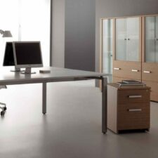 Mobilier de bureau ROS à Sophia Antipolis avec pieds aluminium en U, disponible en plusieurs formes et dimensions