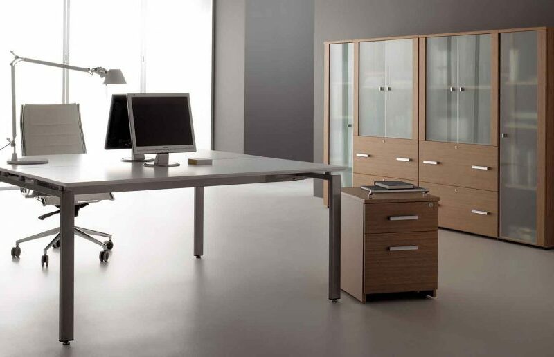 Mobilier de bureau ROS à Sophia Antipolis avec pieds aluminium en U, disponible en plusieurs formes et dimensions