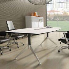 Table de réunion SHARP à Valbonne avec plateau biseauté et pieds design chromés