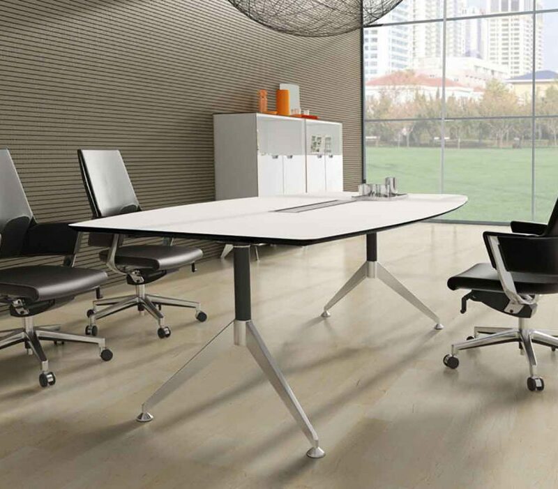 Table de réunion SHARP à Valbonne avec plateau biseauté et pieds design chromés