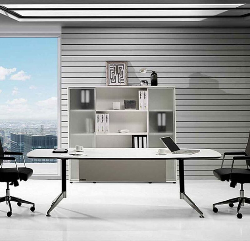 Table de réunion SHARP à Vallauris avec plateau biseauté et pieds design chromés