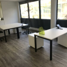 Mobilier bureau Q8 à Cagnes-sur-Mer – poste de travail, armoire et siège installés