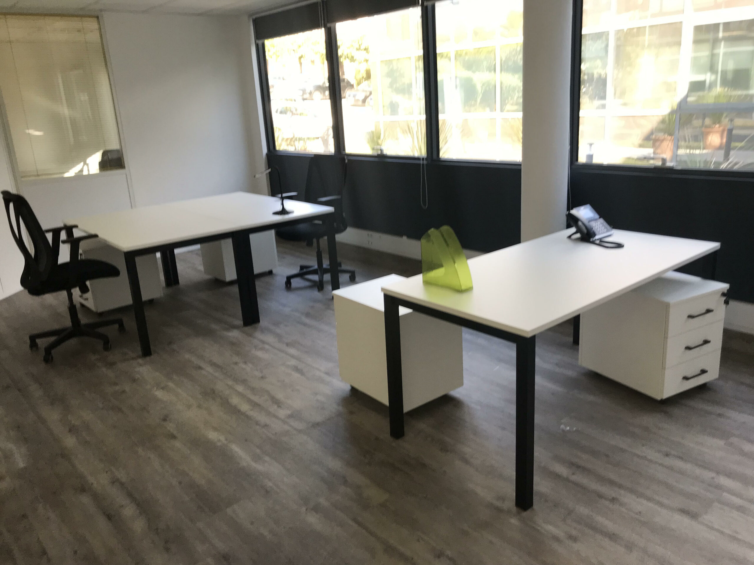 Mobilier bureau Q8 à Cagnes-sur-Mer – poste de travail, armoire et siège installés
