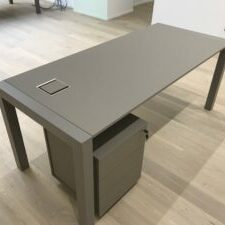 Mobilier de bureau avec des pieds a fleur au plateau