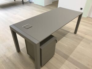 Mobilier de bureau avec des pieds a fleur au plateau