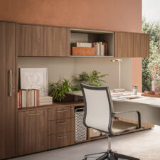 Mobilier Bureau DIE avec pieds métal droit assortis au plateau. Personnalisation des couleurs disponible, mobilier de bureau moderne pour Fréjus, Cagnes sur Mer et Villeneuve Loubet .