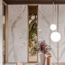 Cloisons toute hauteur avec finition marbre à Cannes – Design élégant pour bureaux haut de gamme