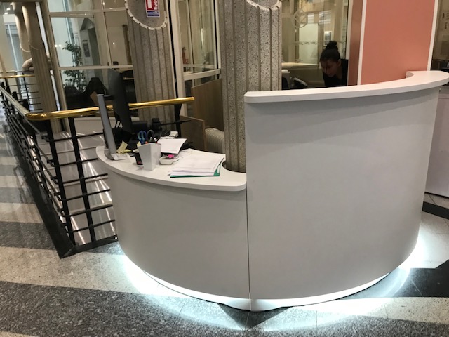 Mobilier de bureau à Nice – banque d’accueil