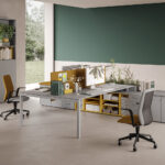Mobilier Bureau ALICE avec pieds métal droit assortis au plateau. Personnalisation des couleurs disponible, mobilier de bureau moderne pour Cagnes sur Mer.