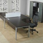 Mobilier de bureau Casto à Carros avec pieds aluminium en U, disponible en plusieurs formes et dimensions