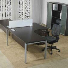 Mobilier de bureau Casto à Carros avec pieds aluminium en U, disponible en plusieurs formes et dimensions