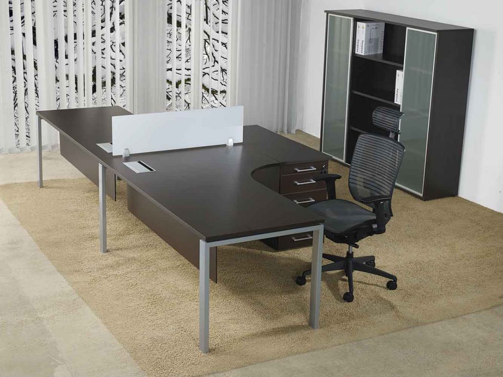 Mobilier de bureau Casto à Carros avec pieds aluminium en U, disponible en plusieurs formes et dimensions