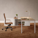 Mobilier Bureau CLIP avec pieds métal droit assortis au plateau. Personnalisation des couleurs disponible, mobilier de bureau moderne pour Mouans Sartoux.