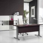 Mobilier de bureau NOTTE à ​Peille – Bureau avec pieds en métal en L et plateau personnalisable