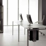 Mobilier de bureau Ogier à Colomars avec pieds aluminium en U, disponible en plusieurs formes et dimensions