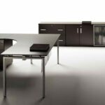 Mobilier de bureau VENUS à St André avec pieds en aluminium, desserte et plateau personnalisable