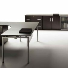 Mobilier de bureau VENUS à St André avec pieds en aluminium, desserte et plateau personnalisable
