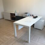 Bureau de direction blanc avec retour et rangements intégrés