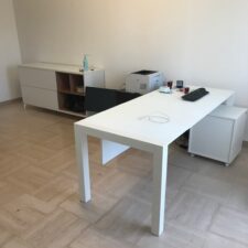Bureau de direction blanc avec retour et rangements intégrés
