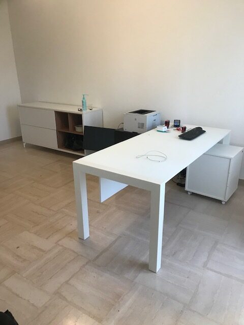 Bureau de direction blanc avec retour et rangements intégrés